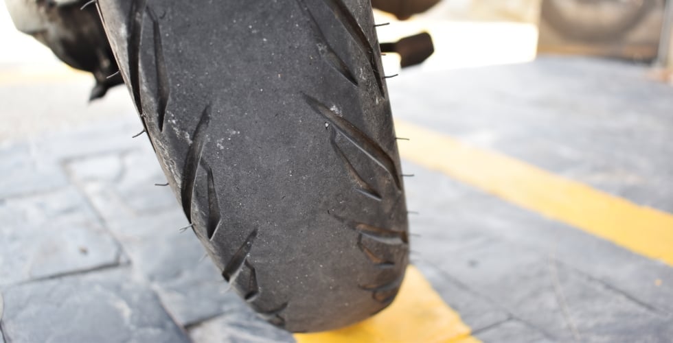 Pression pneus moto : les risques d'un mauvais gonflage ! 
