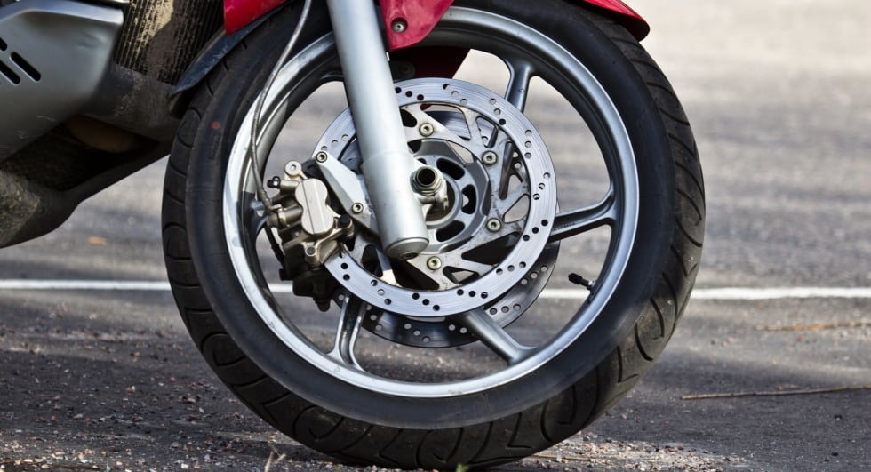 Pression pneu moto : le guide complet