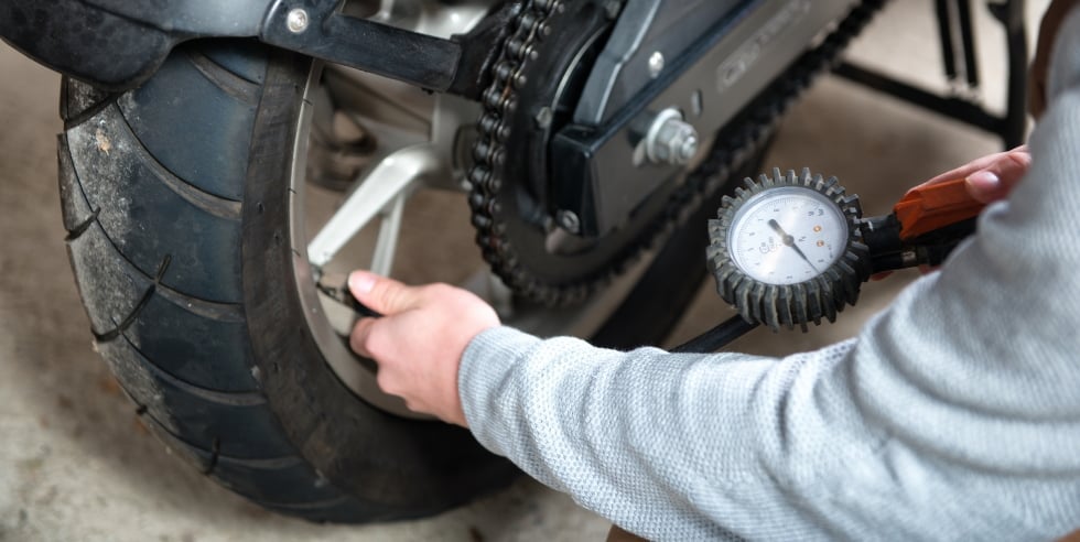 Vérifier la pression des pneus motos 
