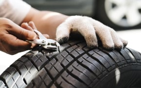 réparation d'un pneu avec une mèche