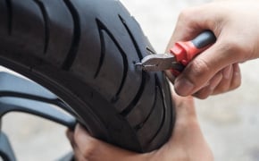 comment réparer un pneu moto crevé