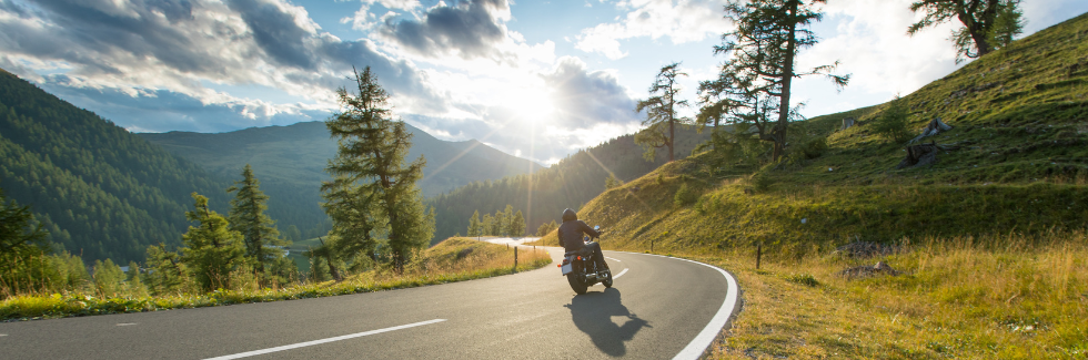 image d'un motard sur route