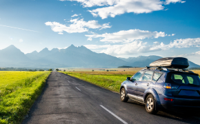 image d'une voiture sur une longue route