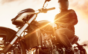 image d'un motard qui roule