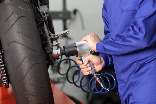 changer pneu moto