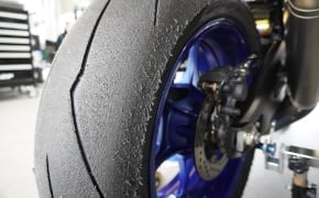 Combien de kilomètre peut-on parcourir avec un pneu moto ?