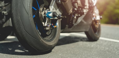 Combien de kilomètre peut-on parcourir avec un pneu moto ?