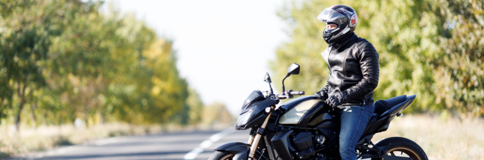 image d'un motard sur une route