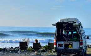 image d'un van sur une plage