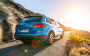 image d'une voiture sur route soleil