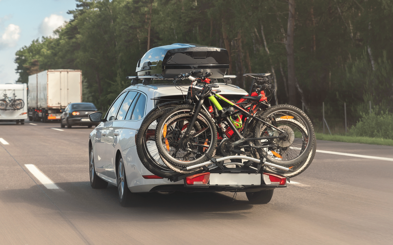 image d'une voiture sur route avec des bagages