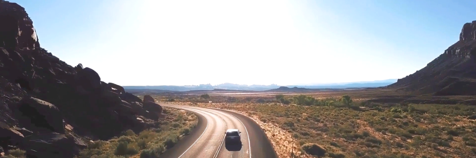 image d'une voiture sur route dans desert