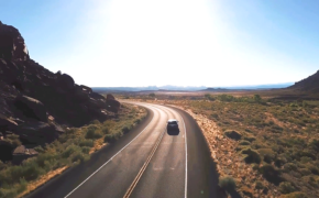 image d'une voiture sur route desert