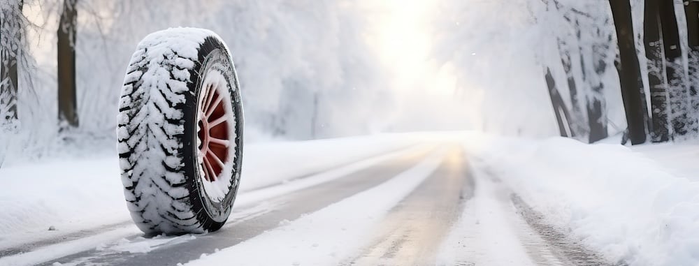 pneu  3PMSF sur une route de montagne enneigée 