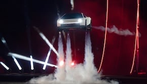 Le nouveau Tesla Roadster présenté en octobre 2026 en trai nde voler sur scène