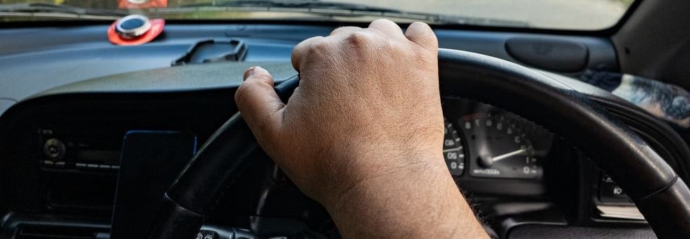 main au volant