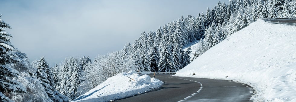 virage route enneigée 