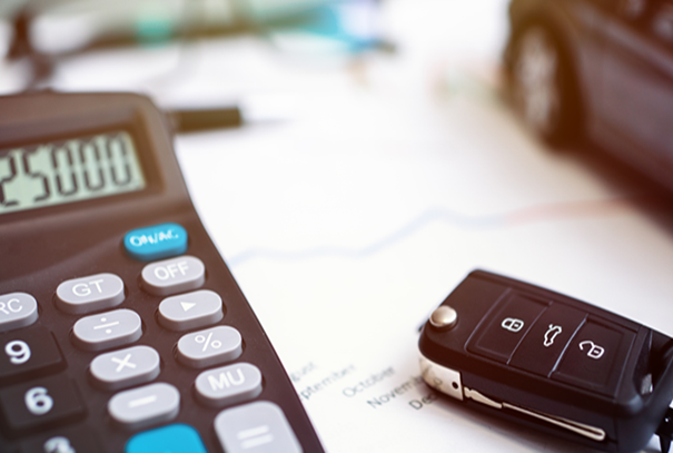 calculatrice et clé de voiture 