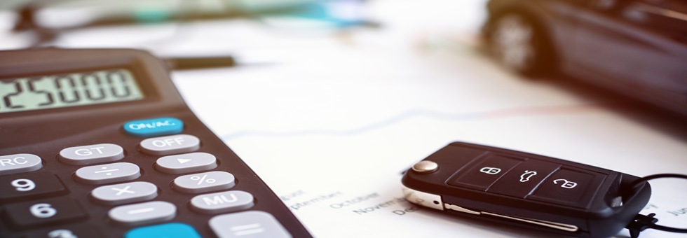 calculatrice et clé de voiture 