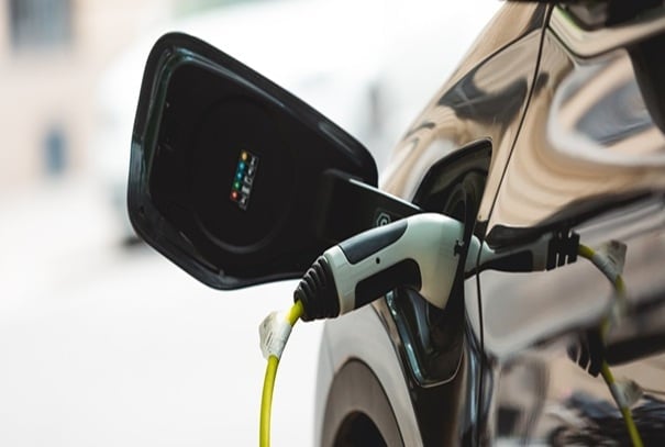 voiture électrique branchée 